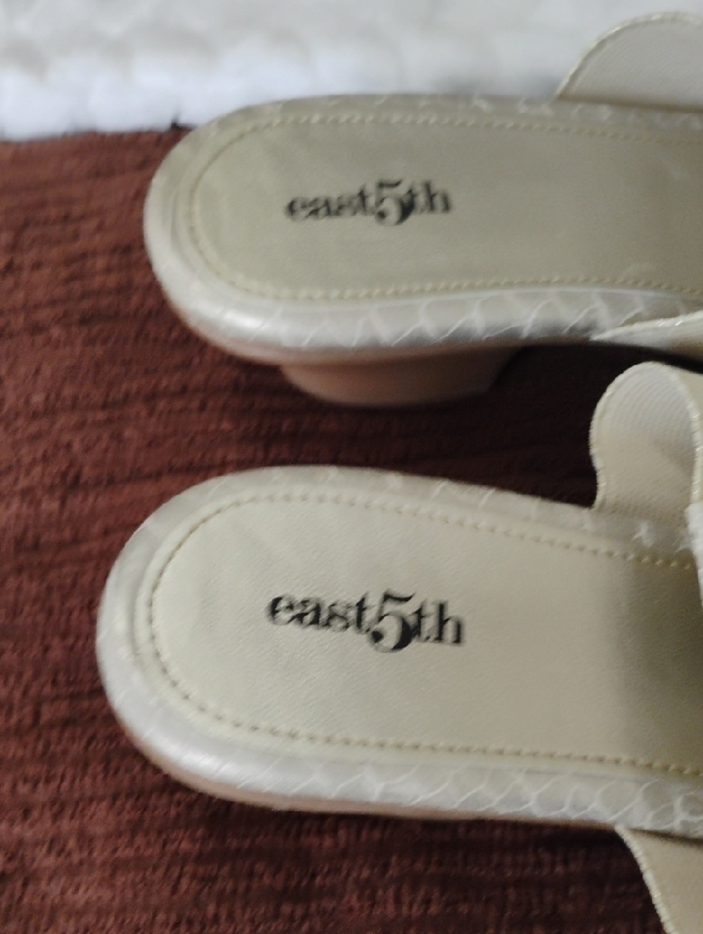 NWOT East 5th Cream Textured Thong Slide Sandals - Picture 3 of 7